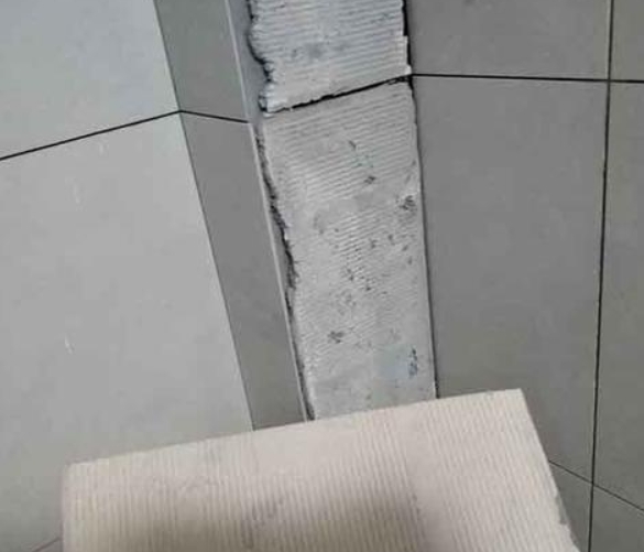 福海瓷砖空鼓维修公司分享下厨房瓷砖脱落的补救措施。